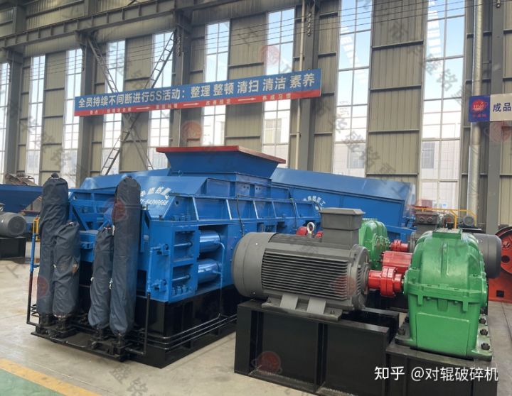 花岗岩制砂用什么设备好,当然是花岗岩对辊制砂机(图2)
