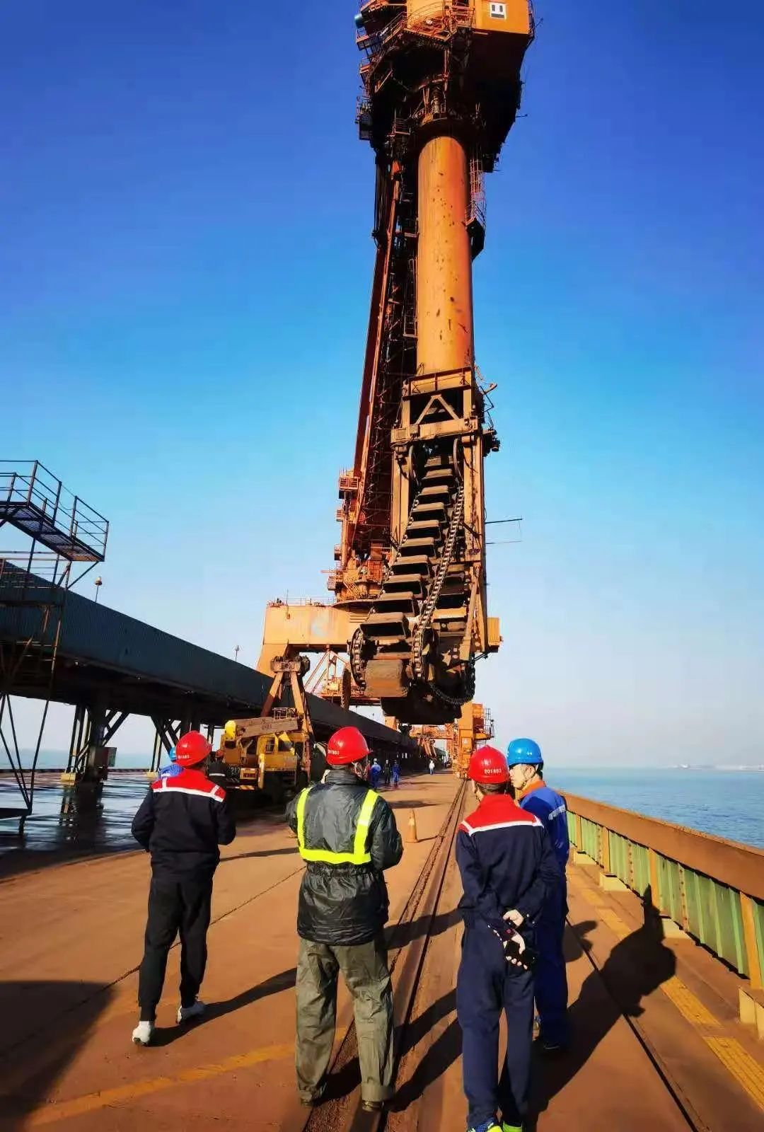 远方取经,做好准备,为链斗式卸船机上岸打下基础~(图4) 远方取经,做好准备,为链斗式卸船机上岸打下基础~(图4)