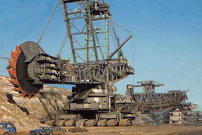 世界上最大的斗轮挖掘机，地面上的巨无霸，一天挖掉一座山(图1)