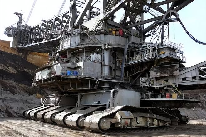 世界上最大的斗轮挖掘机，地面上的巨无霸，一天挖掉一座山(图2)