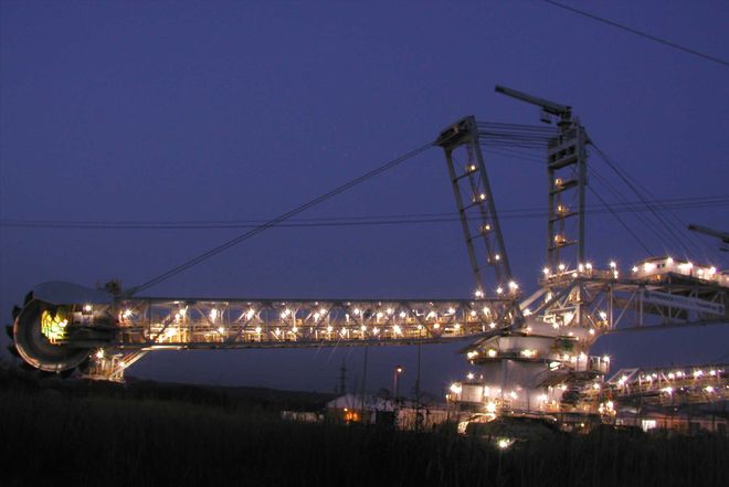 世界上最大的斗轮挖掘机，地面上的巨无霸，一天挖掉一座山(图4)