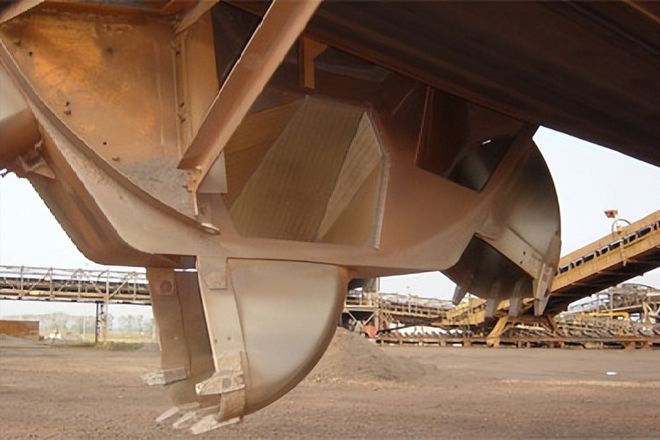 世界上最大的斗轮挖掘机，地面上的巨无霸，一天挖掉一座山(图6)