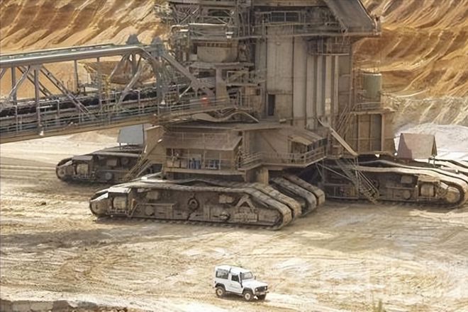 世界上最大的斗轮挖掘机，地面上的巨无霸，一天挖掉一座山(图13)