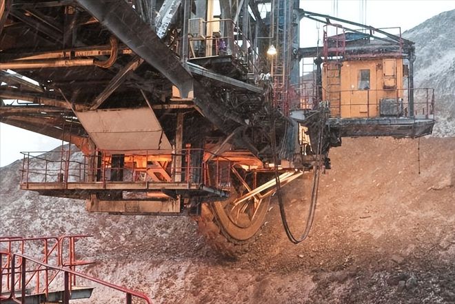 世界上最大的斗轮挖掘机，地面上的巨无霸，一天挖掉一座山(图12)