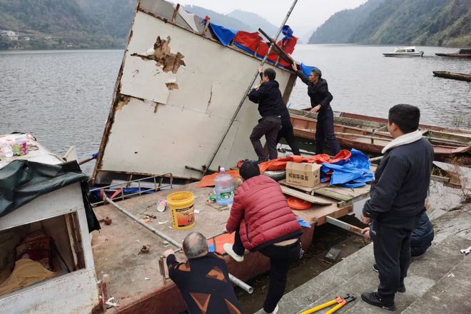 黔东南这个县依法销毁2艘违规渔船!(图2) 黔东南这个县依法销毁2艘违规渔船!(图2)