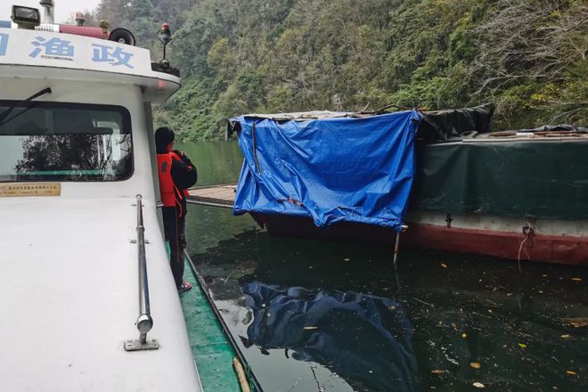 黔东南这个县依法销毁2艘违规渔船!(图1) 黔东南这个县依法销毁2艘违规渔船!(图1)