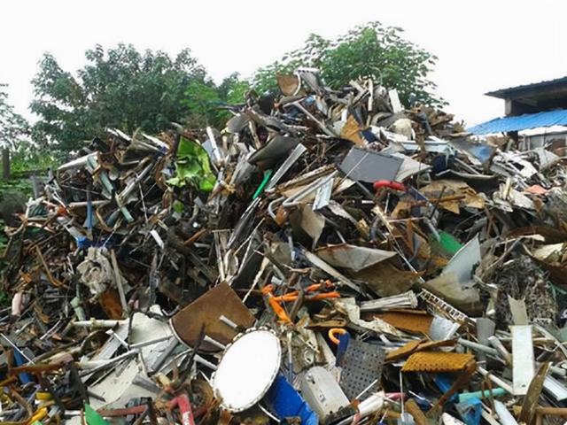 好心人废品站老板,用3毛钱回收废铁,用水清洗后价值260万(图2) 好心人废品站老板,用3毛钱回收废铁,用水清洗后价值260万(图2)