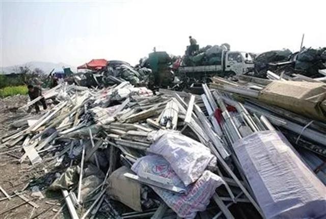 好心人废品站老板,用3毛钱回收废铁,用水清洗后价值260万(图10) 好心人废品站老板,用3毛钱回收废铁,用水清洗后价值260万(图10)