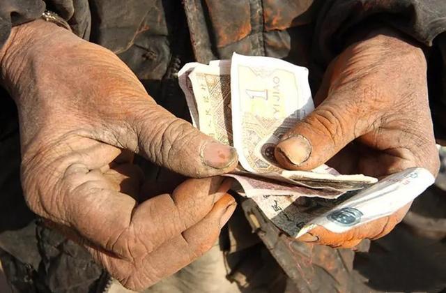 好心人废品站老板,用3毛钱回收废铁,用水清洗后价值260万(图11) 好心人废品站老板,用3毛钱回收废铁,用水清洗后价值260万(图11)