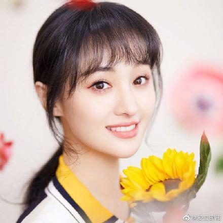 郑爽卖二手衣物引争议免费送的T恤帽子卖500(图1)