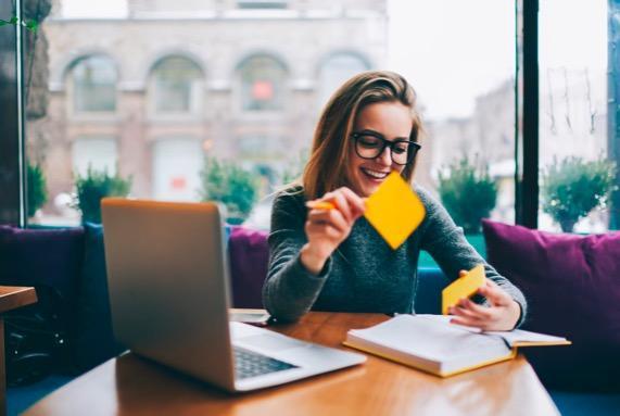 英国女大学生网上卖自己的二手内衣,月入过万,男友嫉妒但很支持(图4) 英国女大学生网上卖自己的二手内衣,月入过万,男友嫉妒但很支持(图4)