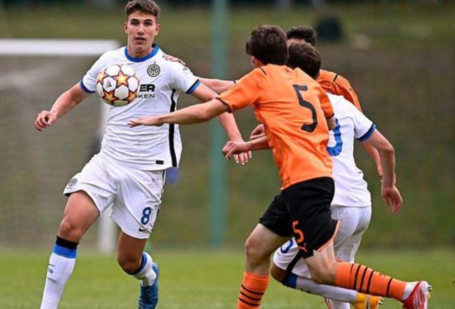 4方争抢,1000万,国米太有面,将送走19岁中场,留一手成大赢家(图2) 4方争抢,1000万,国米太有面,将送走19岁中场,留一手成大赢家(图2)