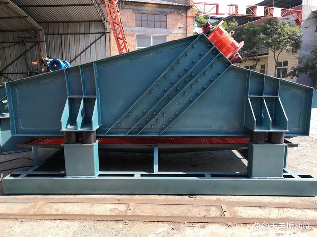 砂石脱水筛、水洗砂石振动脱水筛(图1)