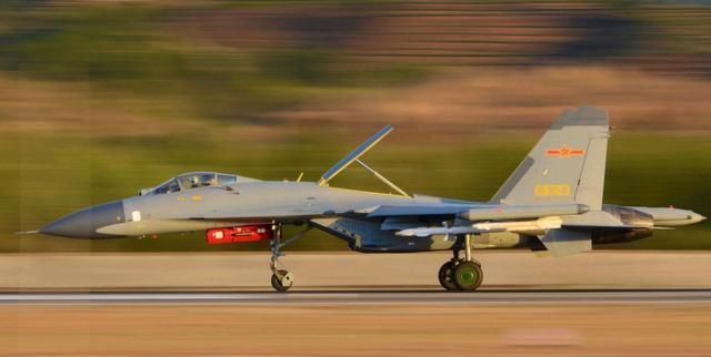 美国曾经遭受硬核回击，1吨燃油当头倾倒，军方：再不走就引爆(图4)