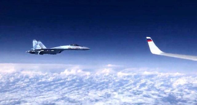 美国曾经遭受硬核回击，1吨燃油当头倾倒，军方：再不走就引爆(图2)