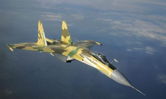 美国曾经遭受硬核回击，1吨燃油当头倾倒，军方：再不走就引爆(图3)