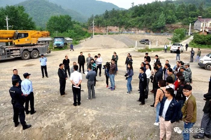 占用河道,理应强制拆除(图6) 占用河道,理应强制拆除(图6)