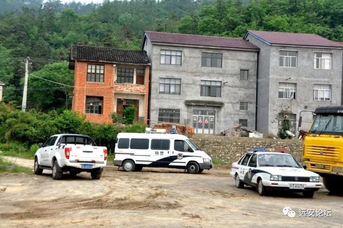 占用河道,理应强制拆除(图4) 占用河道,理应强制拆除(图4)