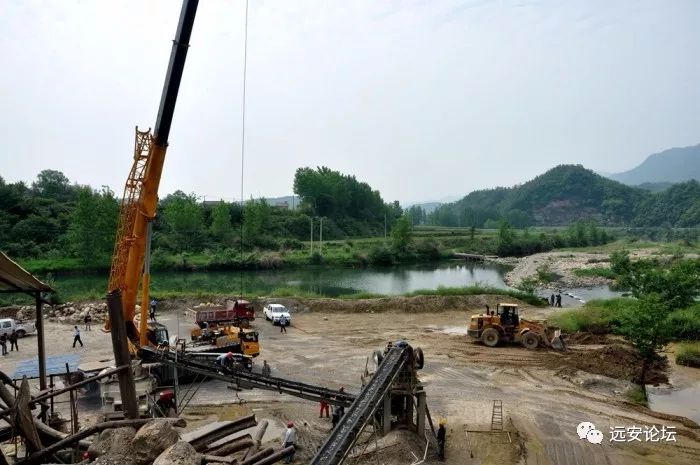 占用河道,理应强制拆除(图2) 占用河道,理应强制拆除(图2)