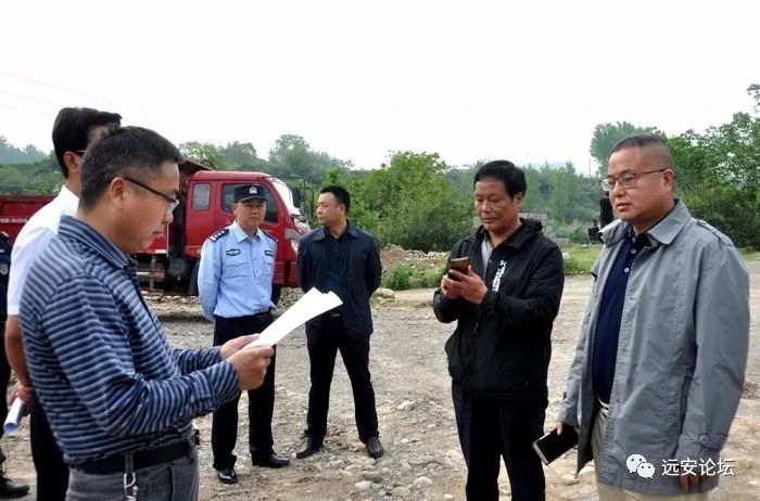 占用河道,理应强制拆除(图8) 占用河道,理应强制拆除(图8)