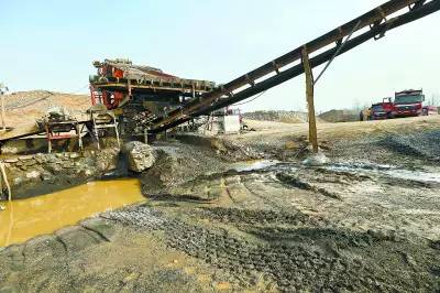 【北京行动】“三不管”非法砂石场，管不管？(图2)