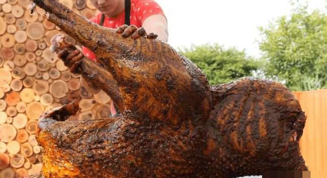 300斤鸵鸟烤着吃，“巨型”烤箱整整烤了24小时，看完流口水了(图3)